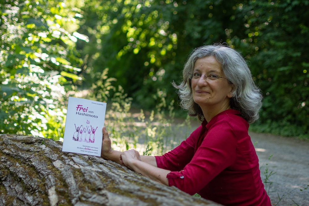 Autorin Christa Langheiter zeigt ihr Buch Frei von Hashimoto